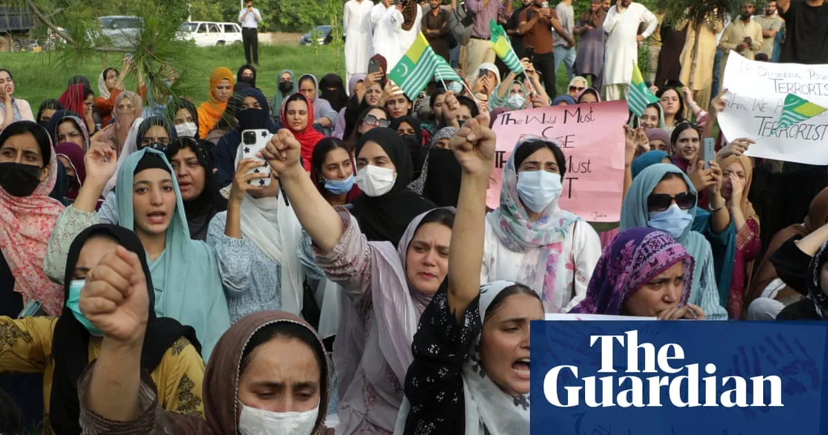 Pakistani authorities ban international media from reporting in most of country