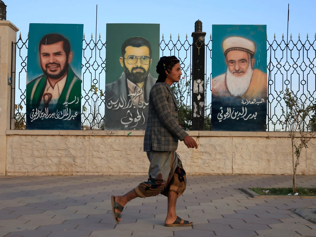 Houthi attacks on Yemeni government forces kill at least 30